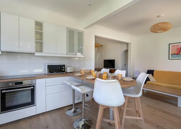 Holiday home Maison A 350m Du Centre De Pour 6